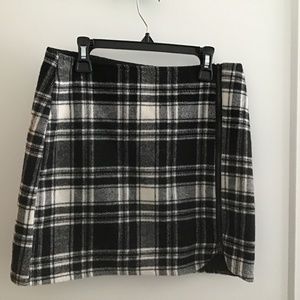 Flannel black and white skirt with front zip